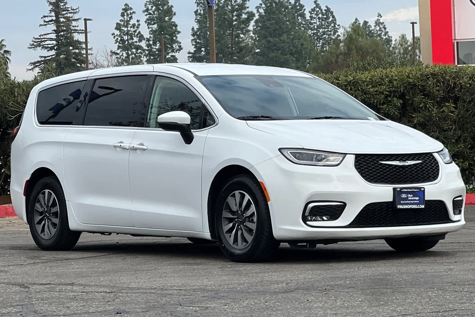 Used 2023 Chrysler Pacifica Touring-L image 7