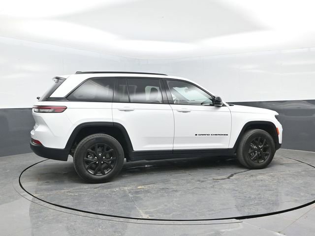Used 2024 Jeep Grand Cherokee Altitude AWD/4WD image 3