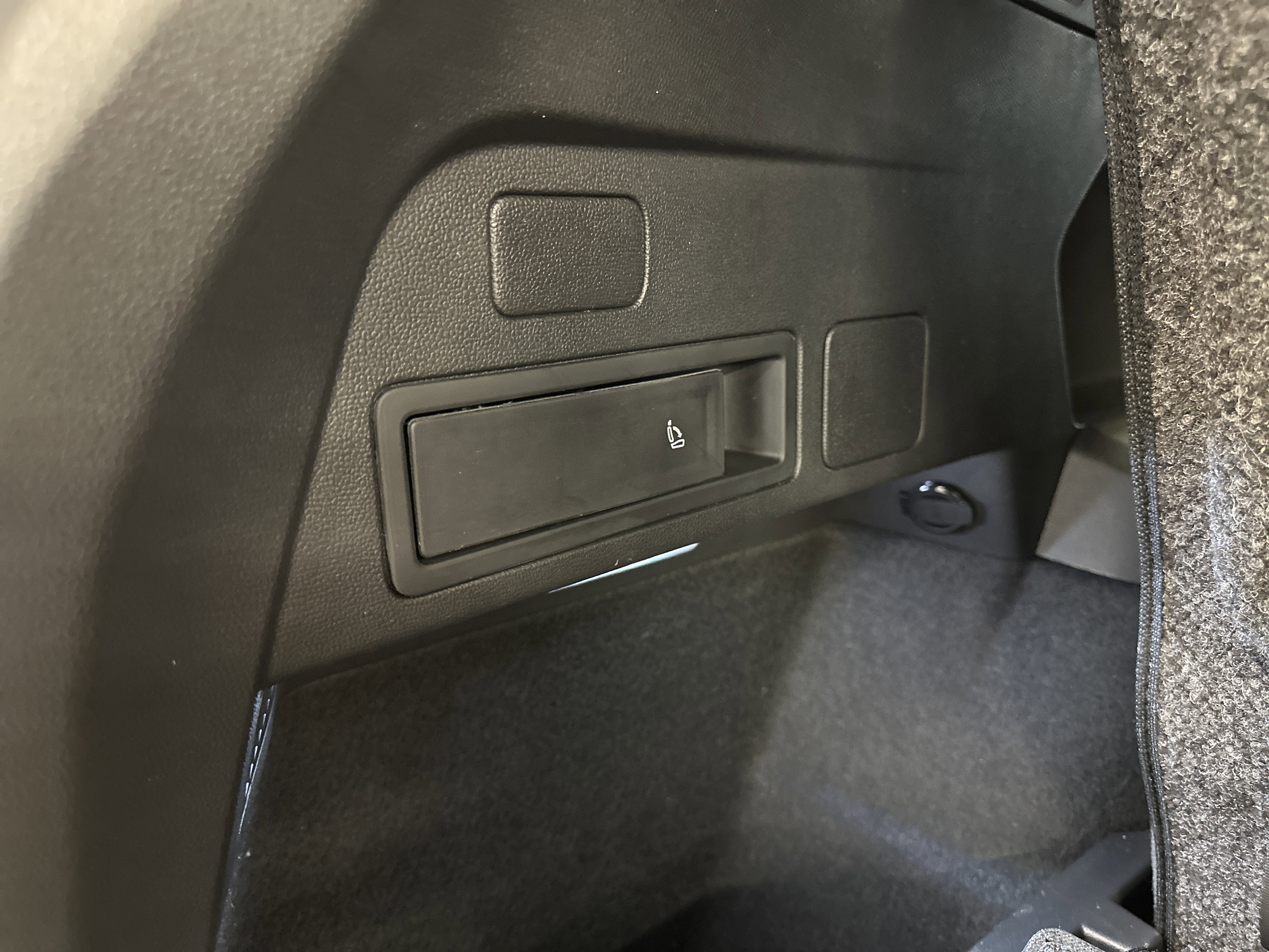 Used 2024 Volkswagen Tiguan SE R-Line image 28