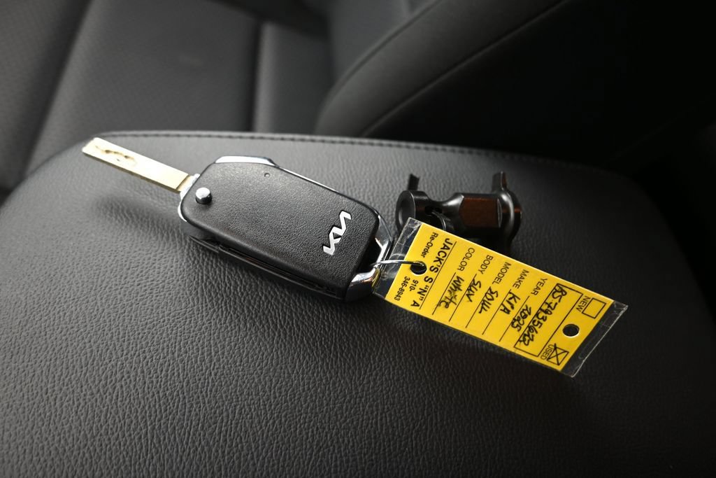 Used 2025 Kia Soul LX w/ LX Technology Package FWD image 21