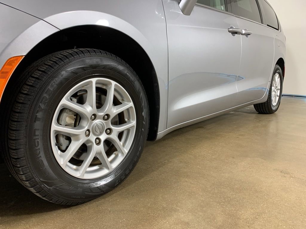 Used 2020 Chrysler Pacifica Touring w/ Advanced Safetytec Group FWD image 2