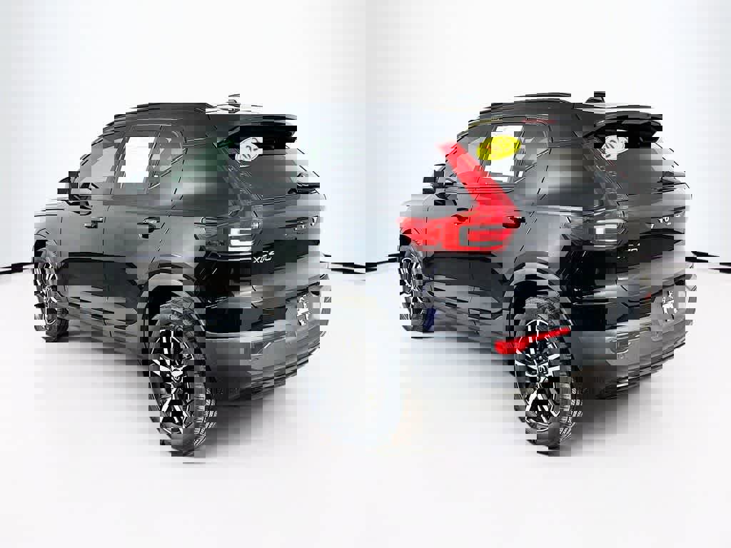 Used 2023 Volvo XC40 B5 Plus image 4