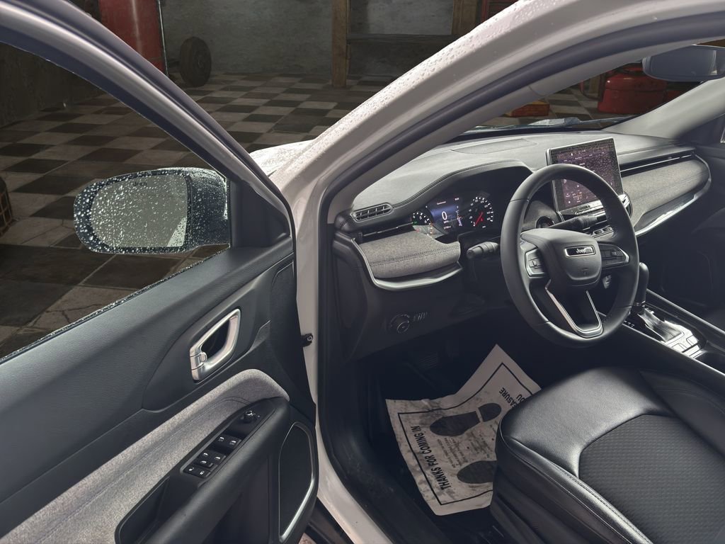 Used 2022 Jeep Compass Latitude FWD image 17