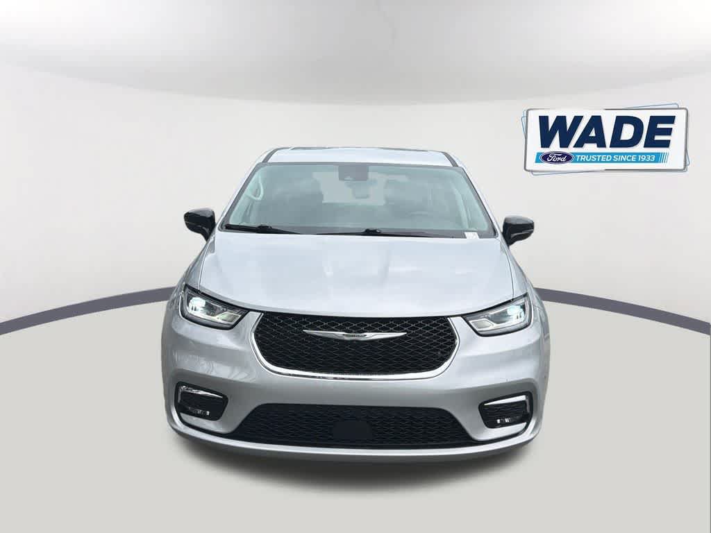 Used 2024 Chrysler Pacifica Touring-L FWD image 2