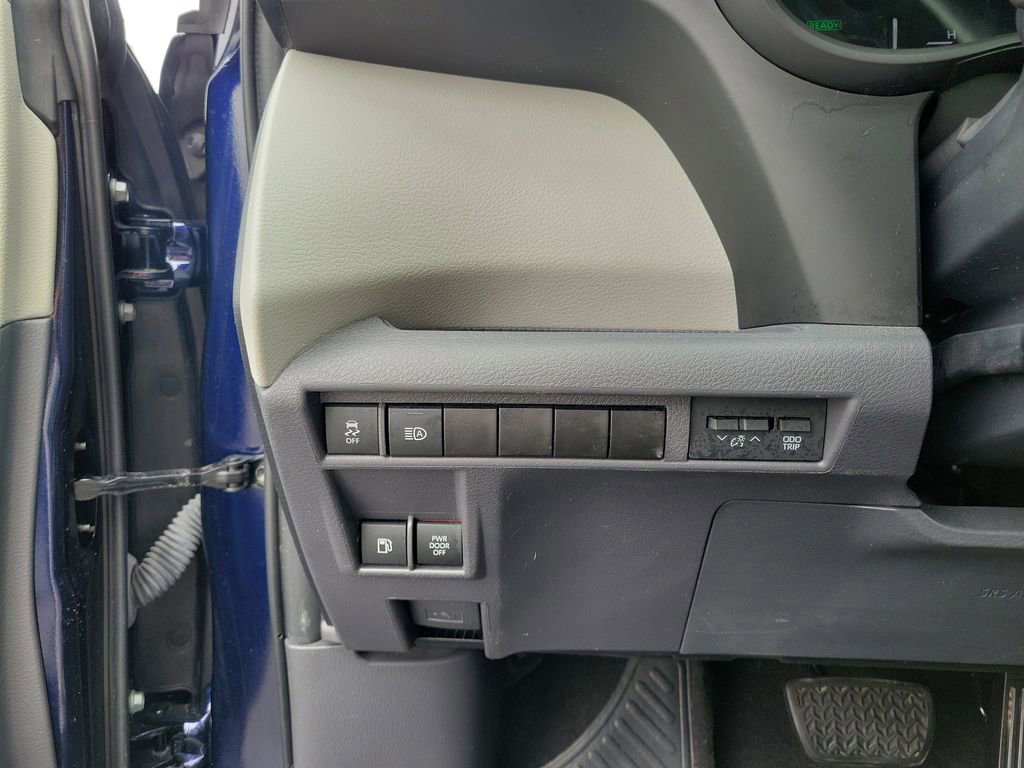 Used 2022 Toyota Sienna XLE image 22