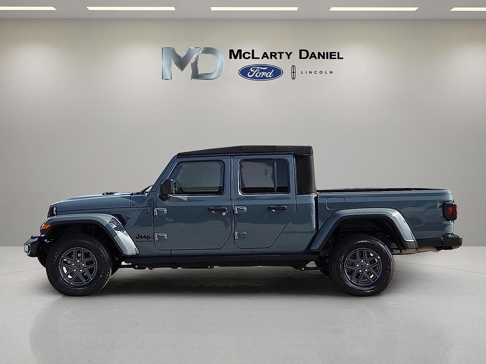 Used 2024 Jeep Gladiator Sport AWD/4WD image 3