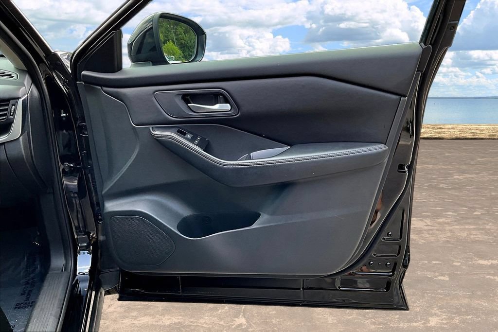 Used 2025 Nissan Rogue SV FWD image 30