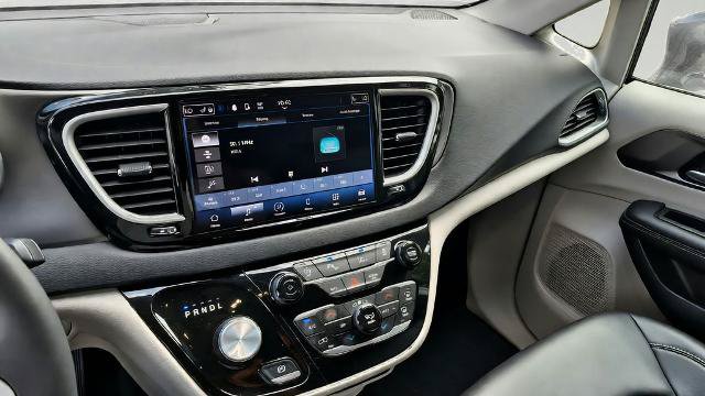 Used 2024 Chrysler Pacifica Touring-L FWD image 21