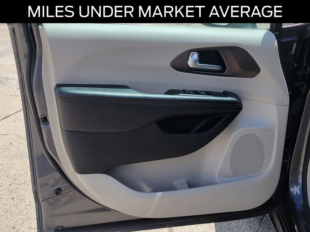 Used 2019 Chrysler Pacifica Touring-L FWD image 20
