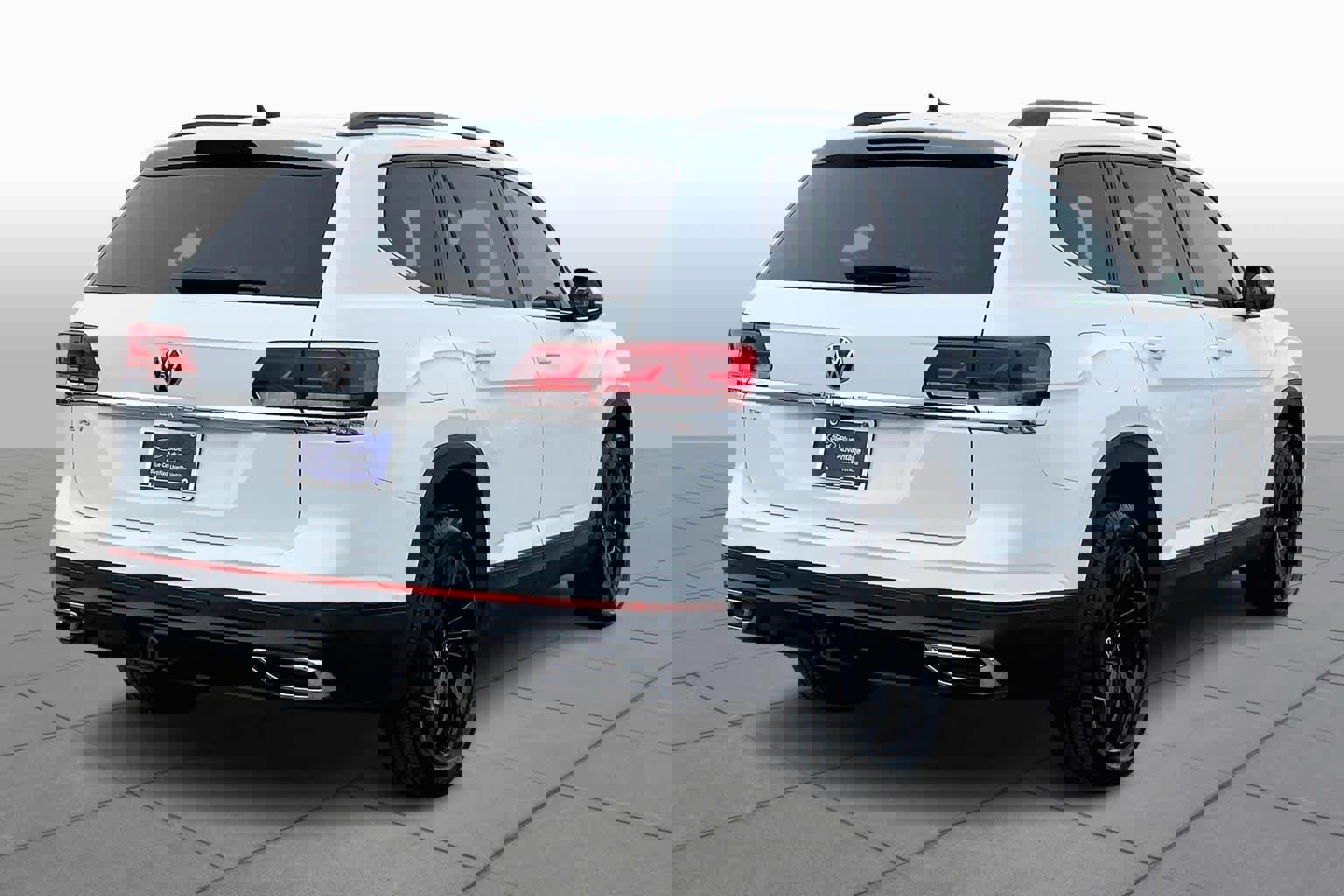 Used 2023 Volkswagen Atlas SE w/ Black Wheel Package image 3