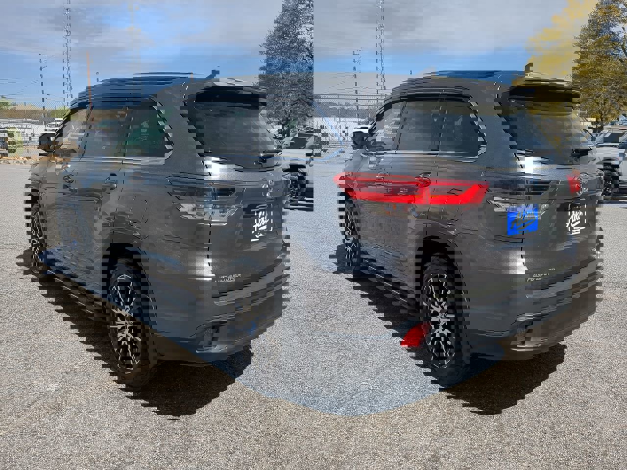 Used 2018 Toyota Highlander SE image 2