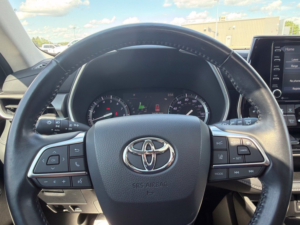 Used 2021 Toyota Highlander XLE AWD/4WD image 18