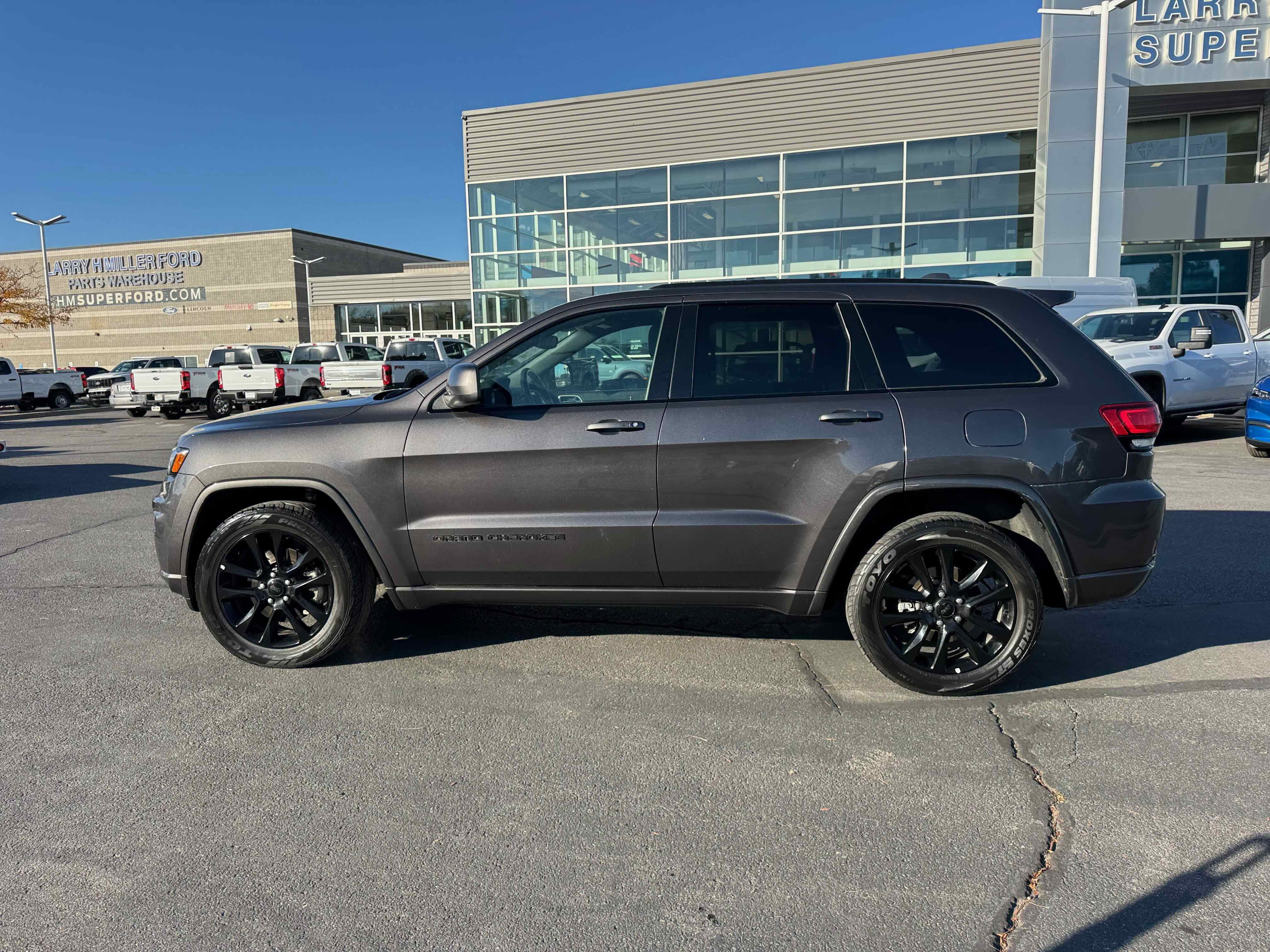 Used 2021 Jeep Grand Cherokee Laredo X image 2