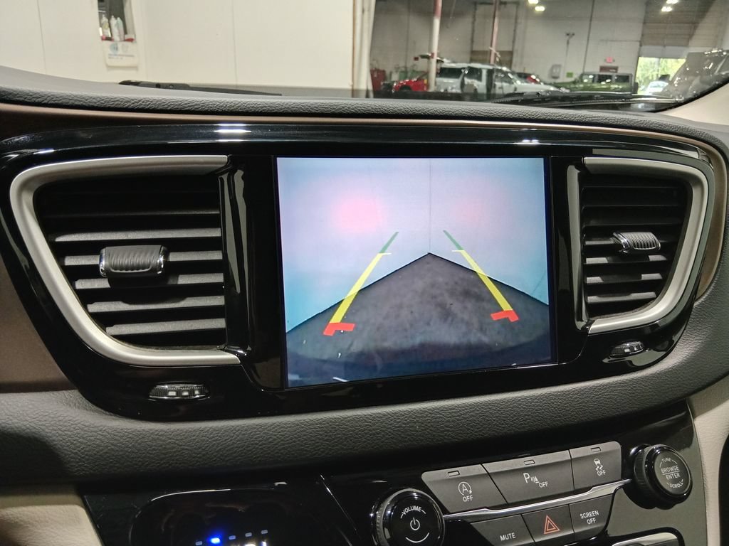 Used 2019 Chrysler Pacifica Touring Plus w/ Tire & Wheel Group FWD image 23