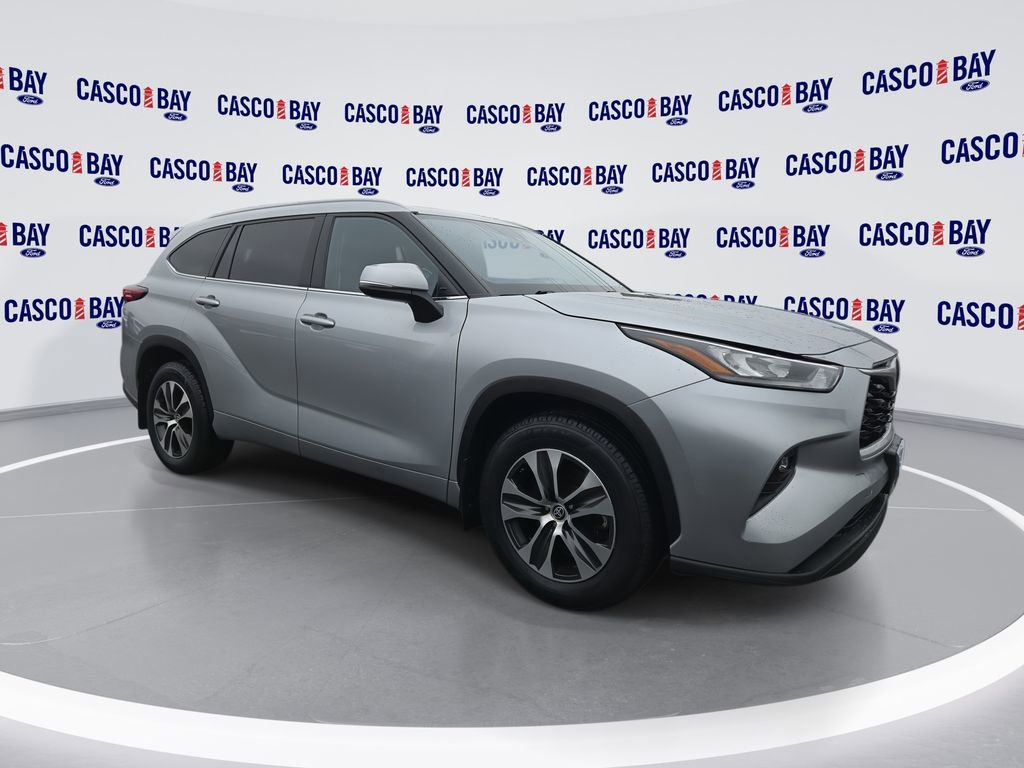 Used 2022 Toyota Highlander XLE AWD/4WD image 1
