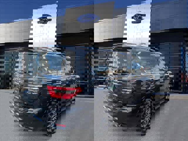 Used 2021 Nissan Armada SL w/ Captain's Chairs Package image 2