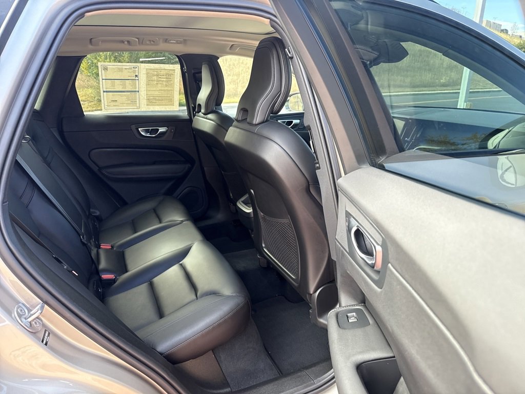 Used 2025 Volvo XC60 B5 Core image 22