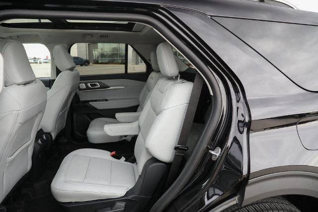 Certified 2025 Ford Explorer Platinum w/ LUX Leather Package AWD/4WD image 32