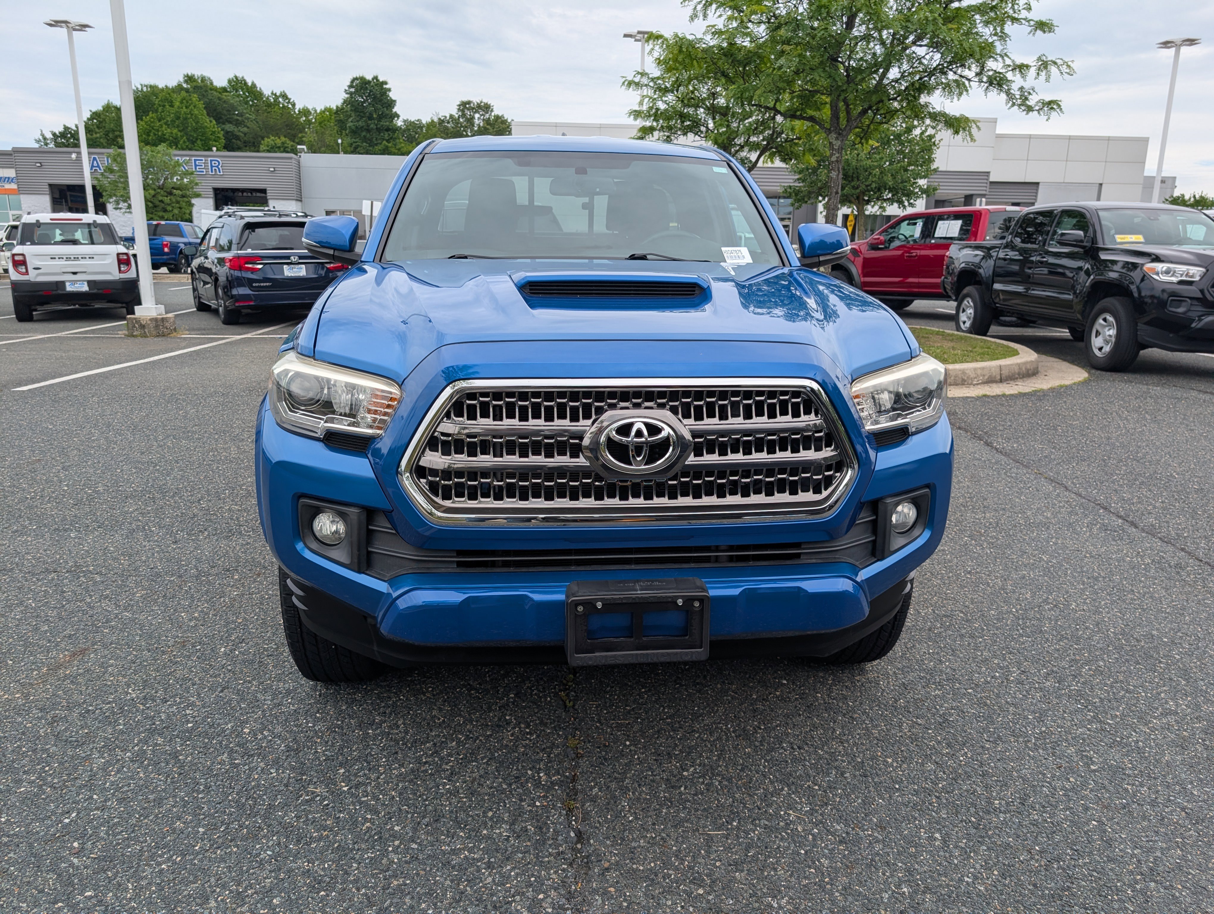 Used 2017 Toyota Tacoma TRD Sport AWD/4WD image 8