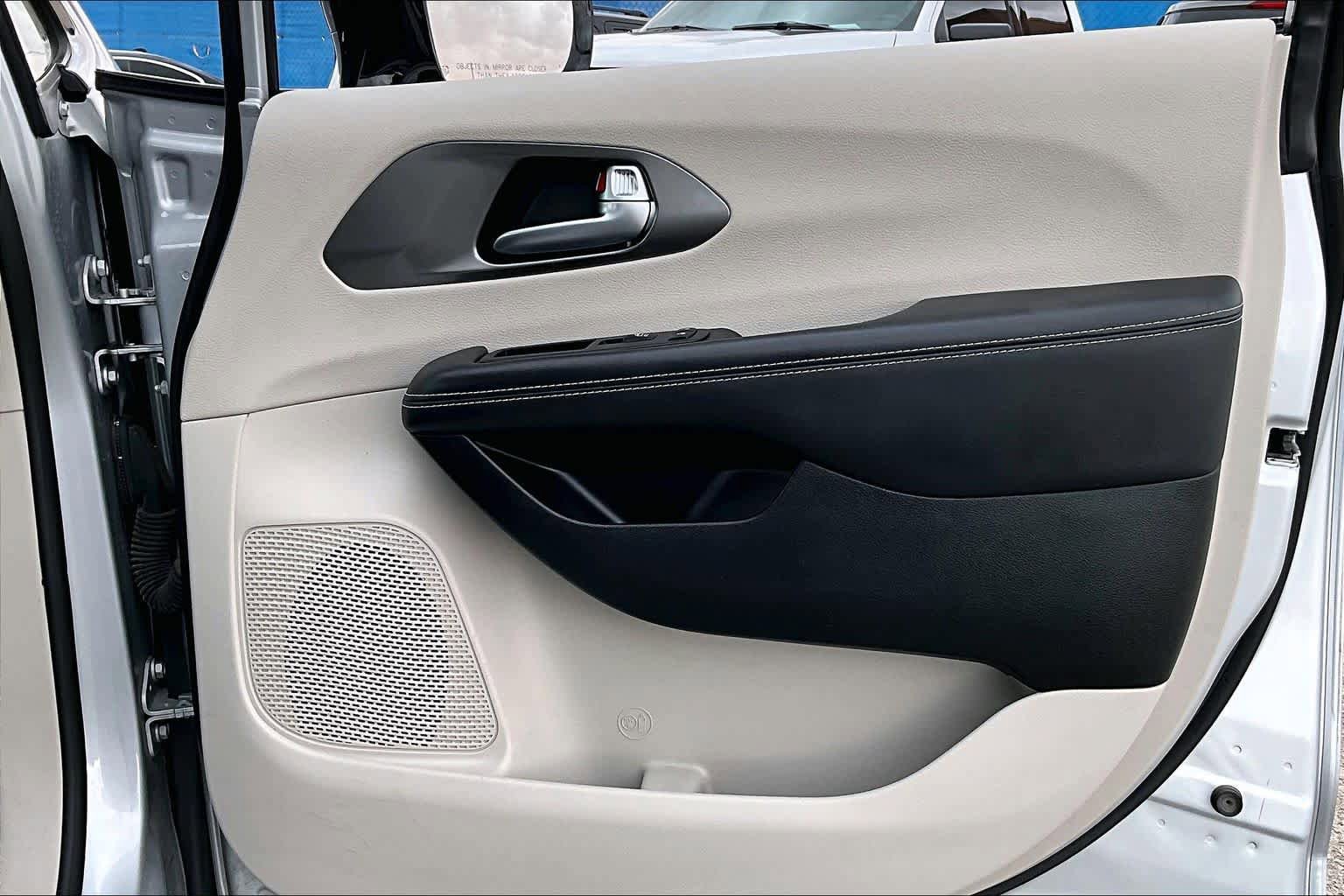 Used 2024 Chrysler Pacifica Touring-L FWD image 22