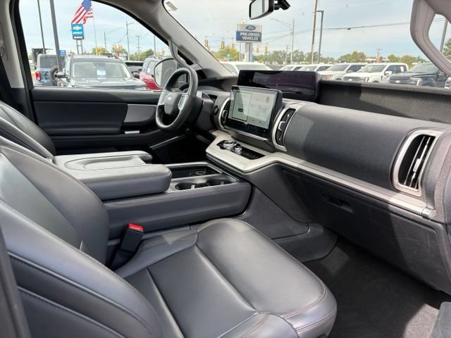 Certified 2025 Ford Expedition Active AWD/4WD image 4