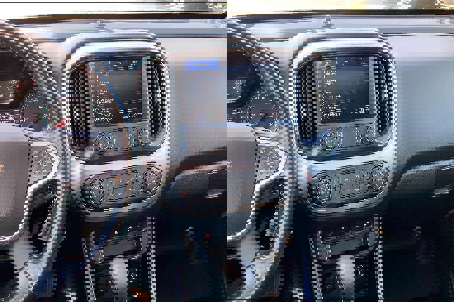 Used 2022 Chevrolet Colorado LT w/ LT Convenience Package image 9