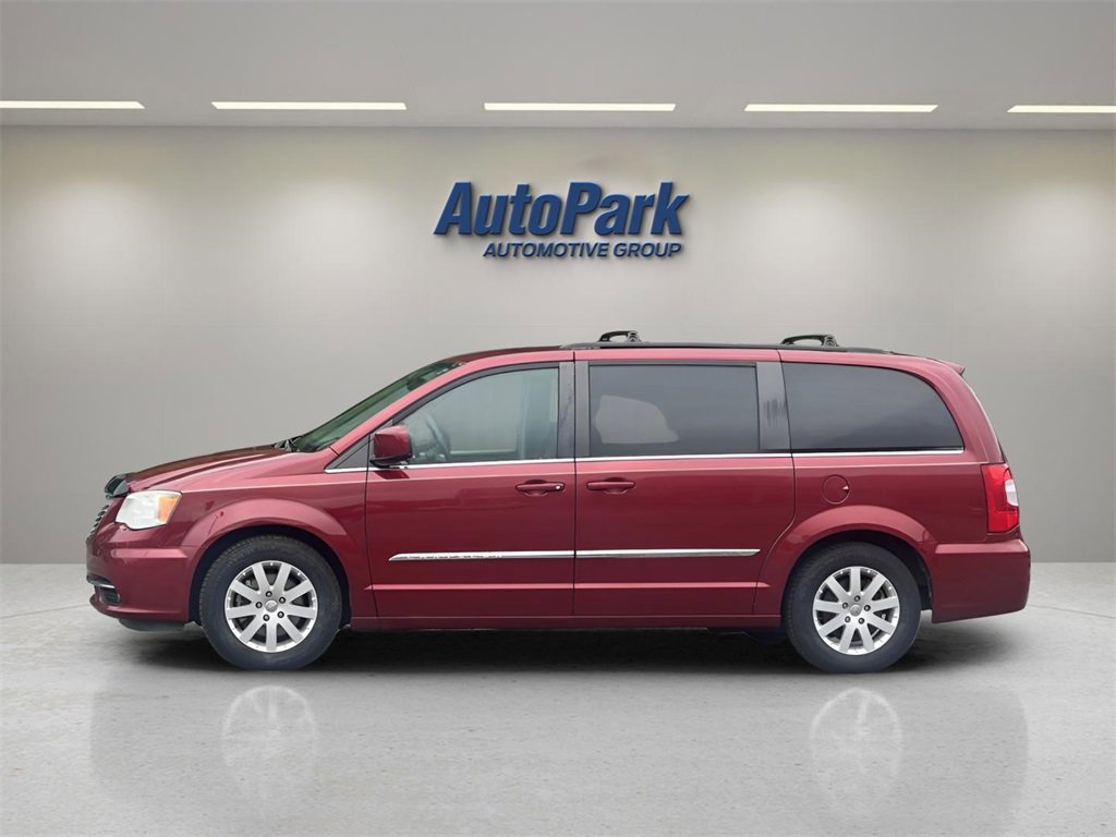Used 2016 Chrysler Town & Country Touring image 2