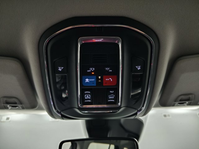 Used 2023 Jeep Grand Cherokee Laredo AWD/4WD image 31