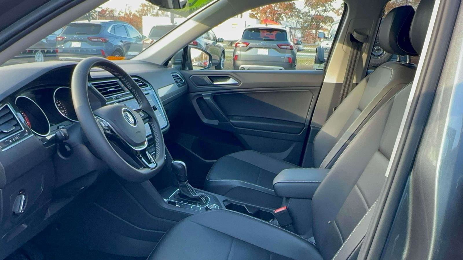 Used 2021 Volkswagen Tiguan SE w/ Panoramic Sunroof Package image 17