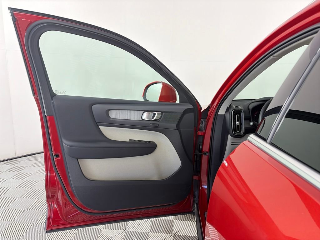 Used 2022 Volvo XC40 T5 Inscription image 10