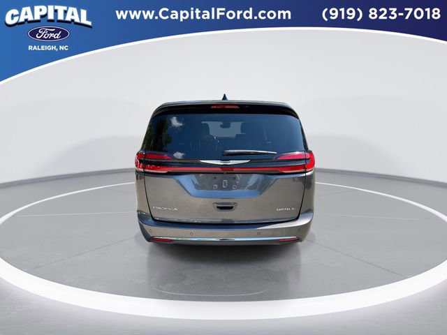 Used 2023 Chrysler Pacifica Touring-L FWD image 7