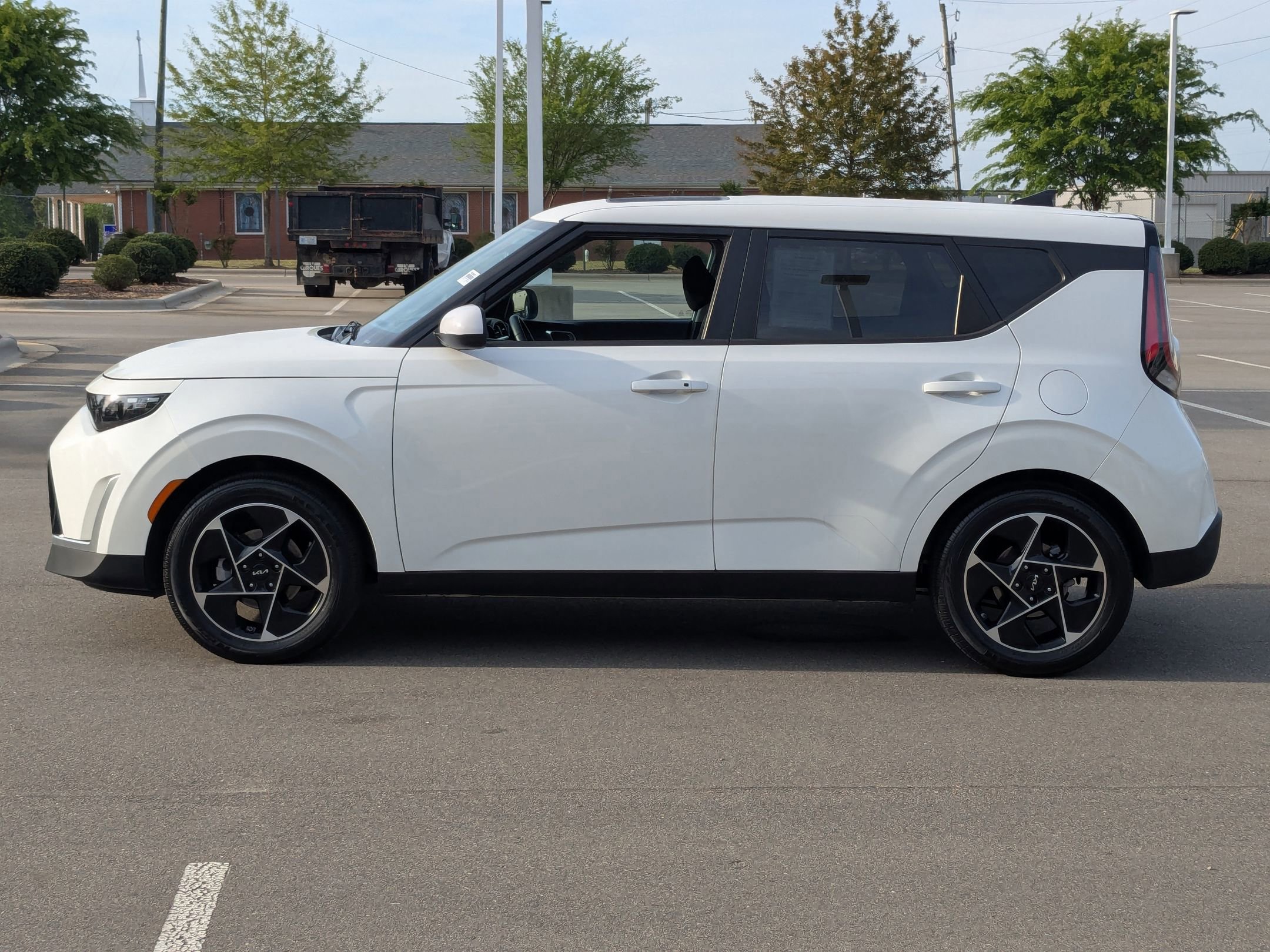 Used 2024 Kia Soul EX FWD image 2