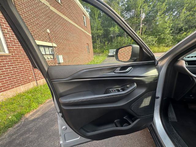 Used 2023 Jeep Grand Cherokee Laredo w/ Luxury Tech Group I AWD/4WD image 38