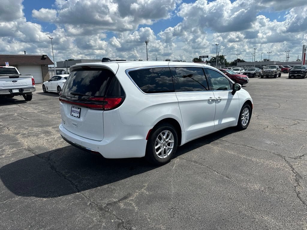 Used 2023 Chrysler Pacifica Touring-L FWD image 5