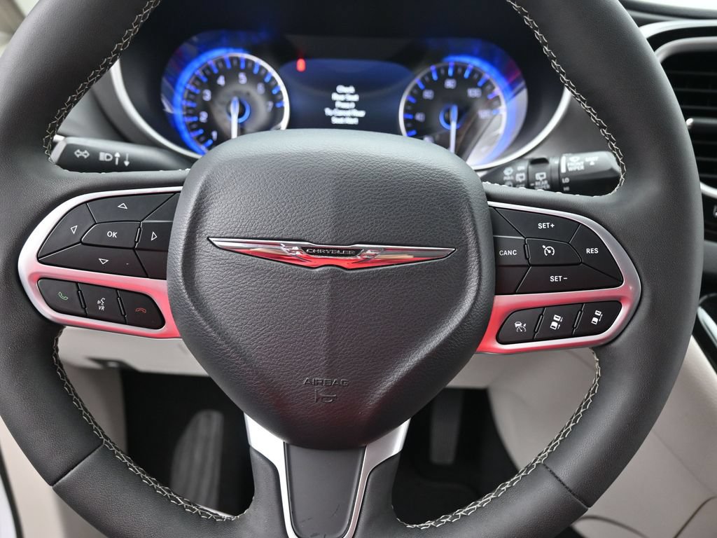 Used 2024 Chrysler Pacifica Touring-L FWD image 13