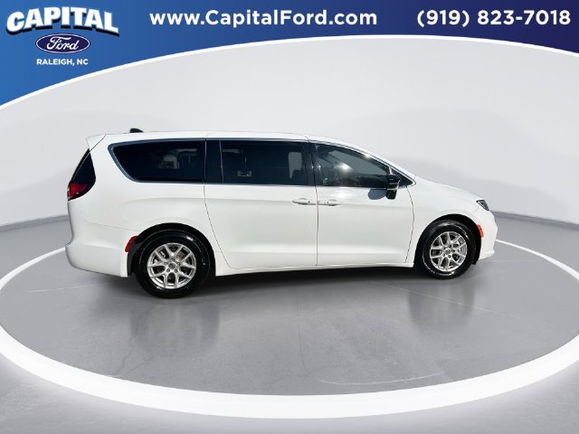 Used 2025 Chrysler Pacifica Select FWD image 9