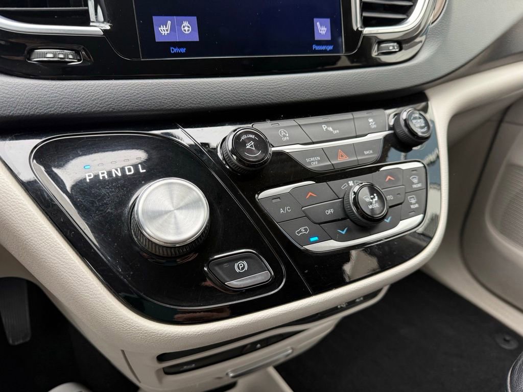 Used 2017 Chrysler Pacifica Touring-L Plus image 28