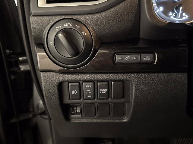 Used 2018 Nissan Titan SV w/ SV Convenience Package AWD/4WD image 14