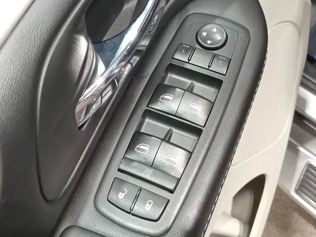 Used 2018 Dodge Grand Caravan SXT image 18