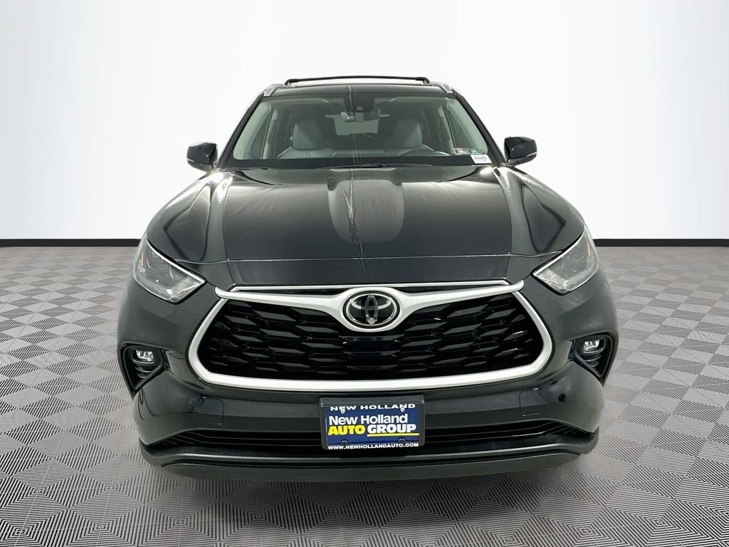Used 2023 Toyota Highlander XLE AWD/4WD image 3
