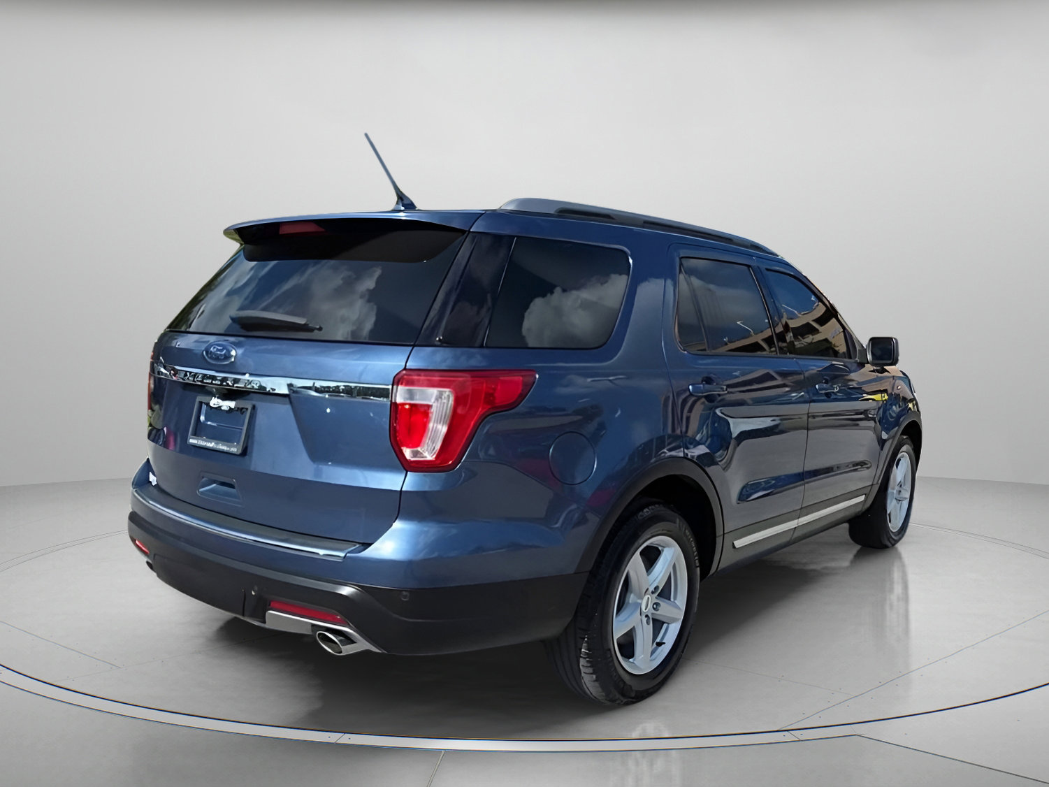 Certified 2018 Ford Explorer XLT w/ Equipment Group 202A image 28