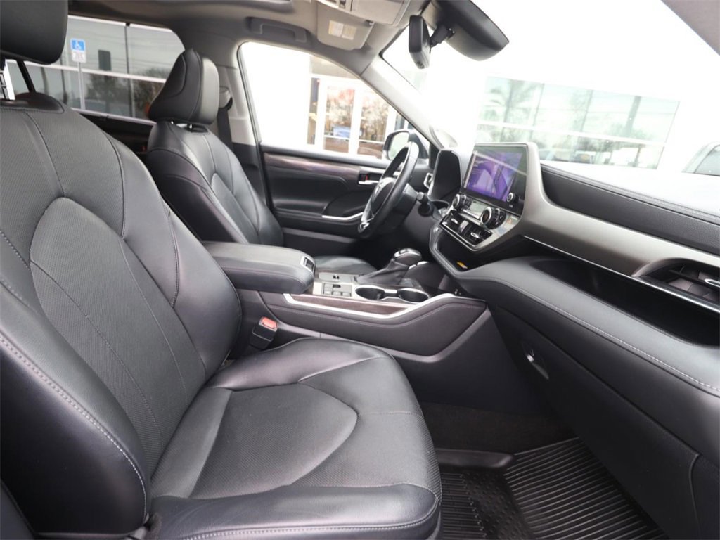 Used 2023 Toyota Highlander Limited image 24