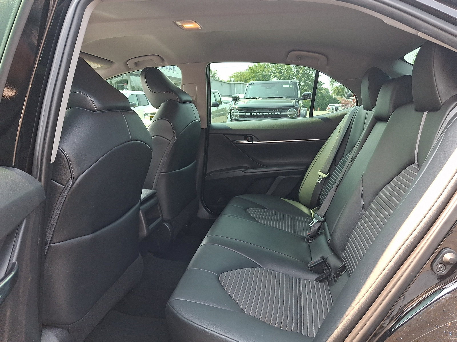 Used 2022 Toyota Camry SE w/ Carpet Mat Package (TMS) FWD image 11