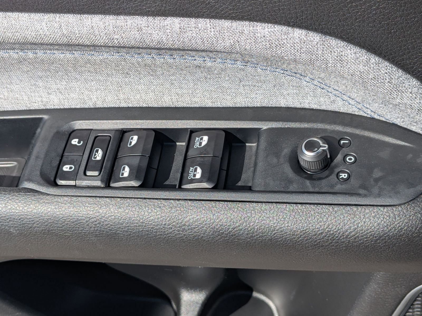 Used 2025 Jeep Compass Latitude w/ Sun & Sound Group AWD/4WD image 16