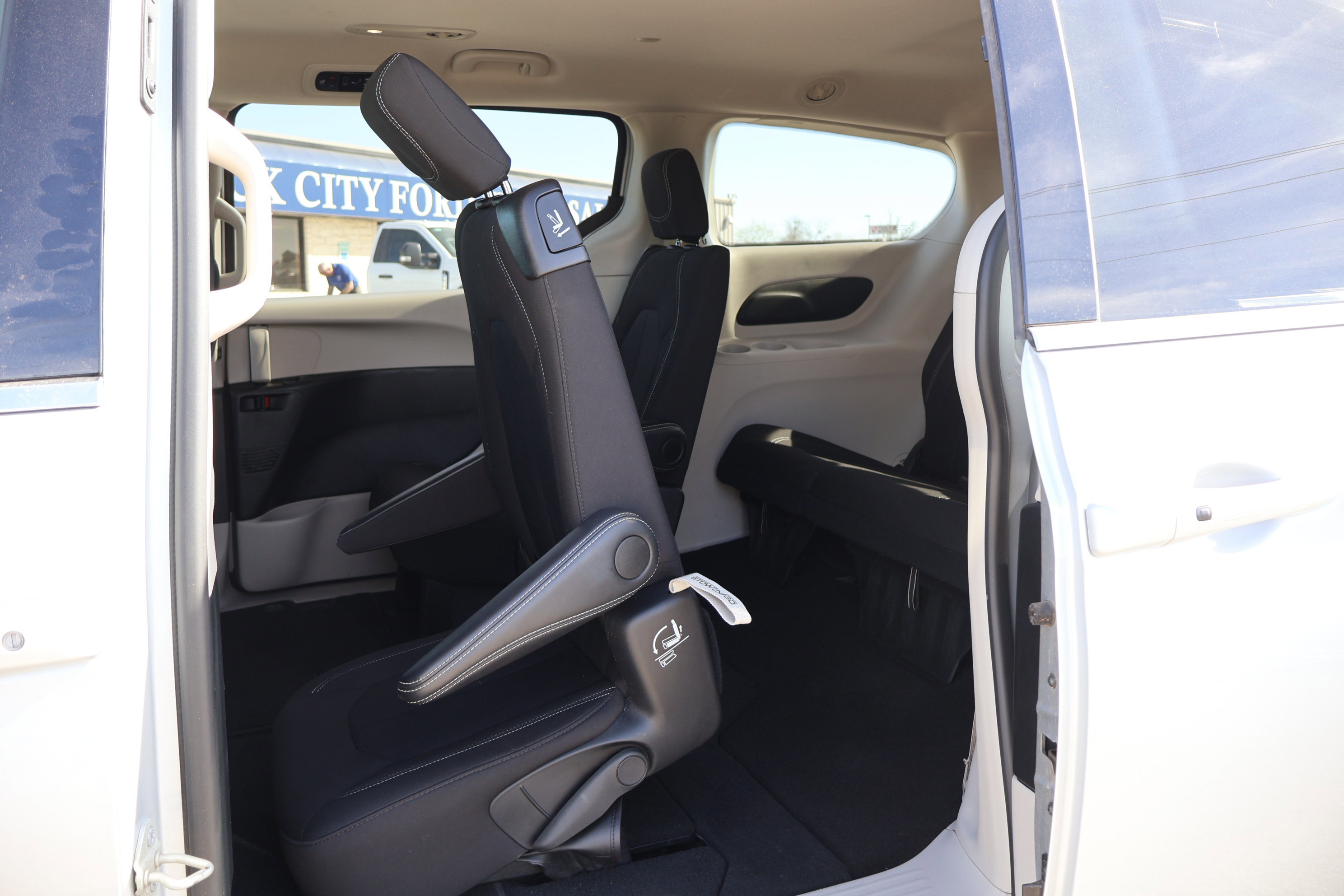 Used 2024 Chrysler Voyager LX image 31