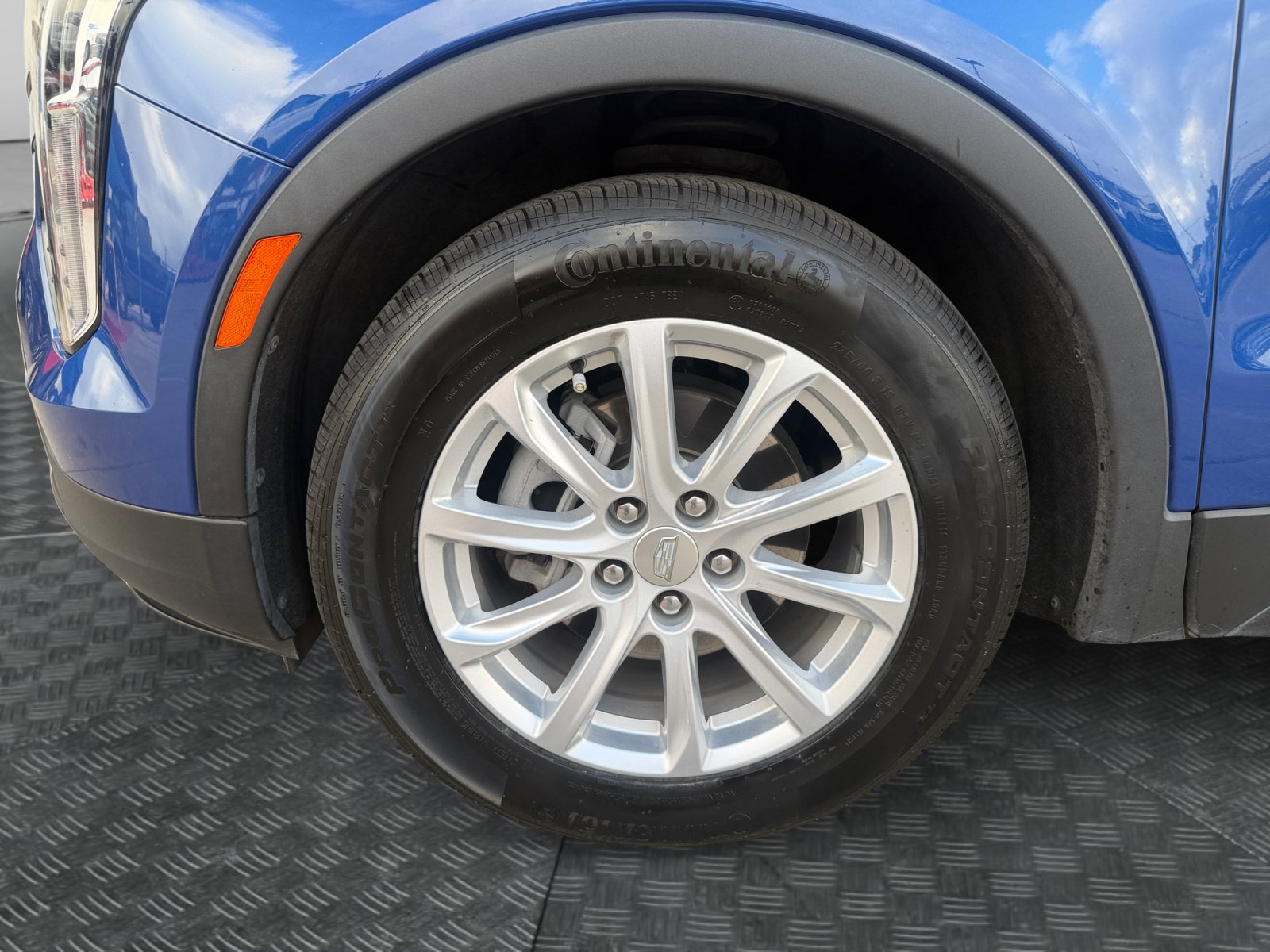 Used 2023 Cadillac XT4 Luxury w/ Cold Weather Package FWD image 9