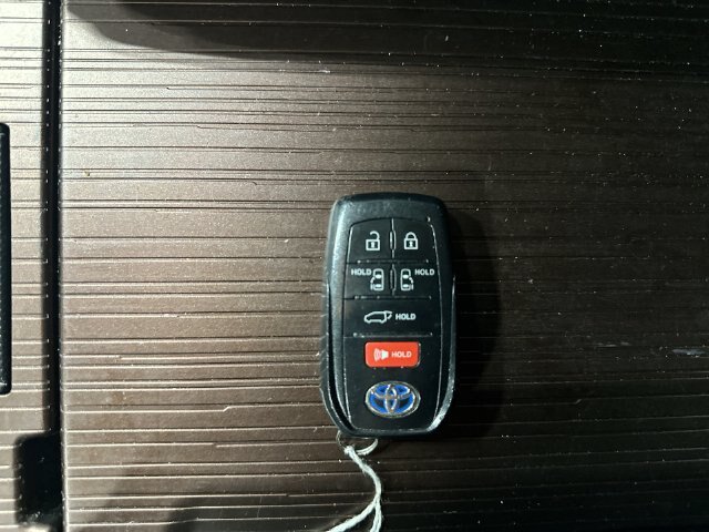 Used 2022 Toyota Sienna XLE FWD image 33