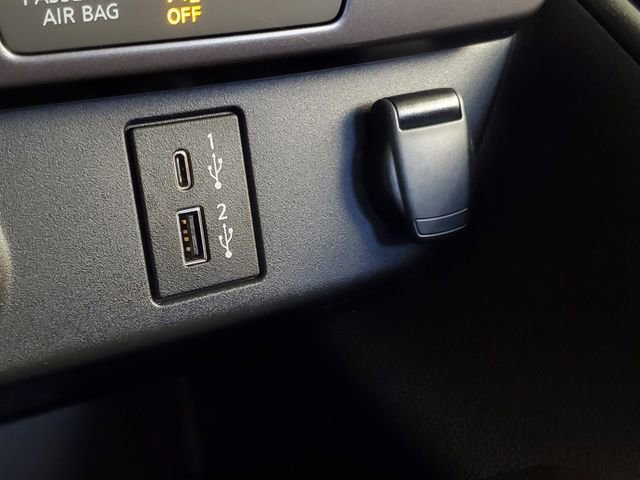 Used 2025 Nissan Leaf S image 17