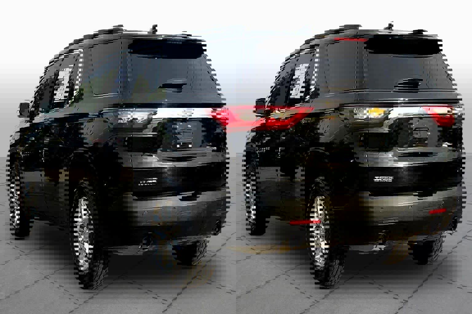 Used 2020 Chevrolet Traverse LT image 2