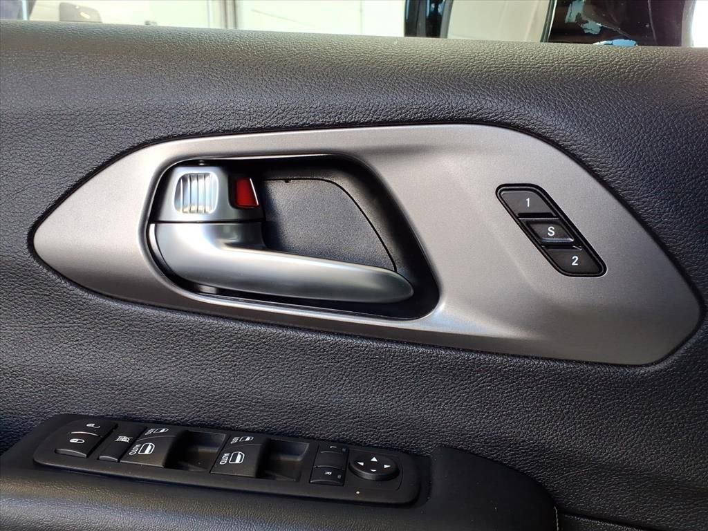 Used 2025 Chrysler Pacifica Select image 12